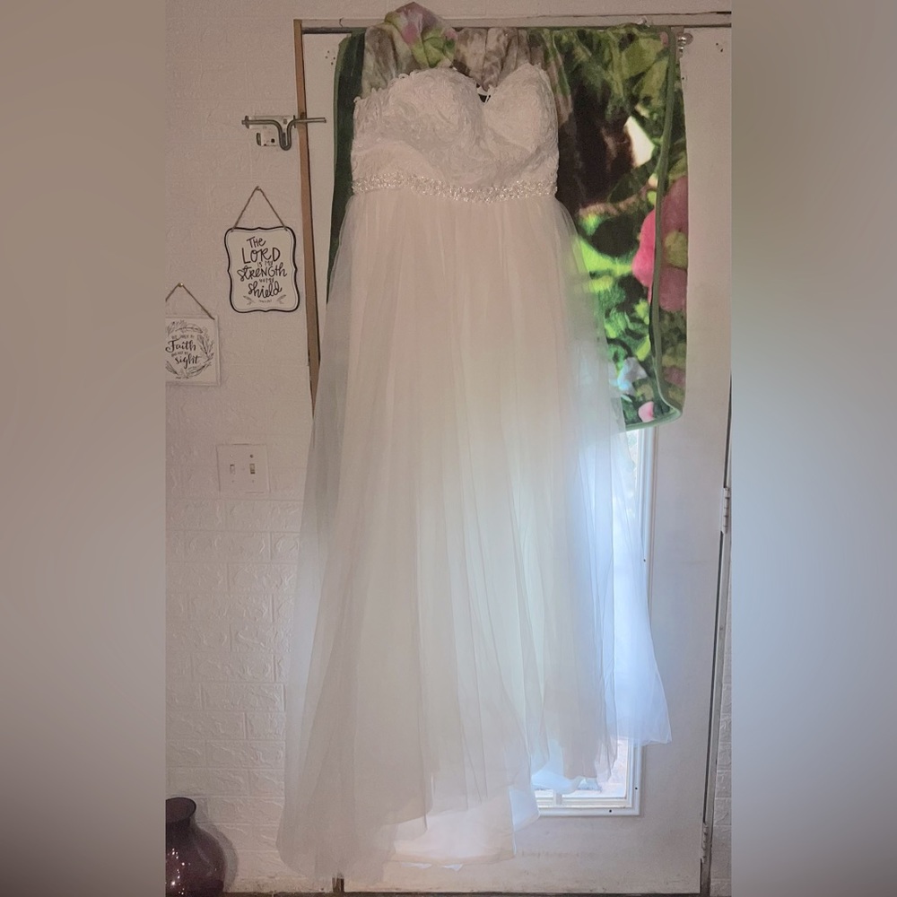 White Ballgown wedding dress nwot size 9/10 with corset back